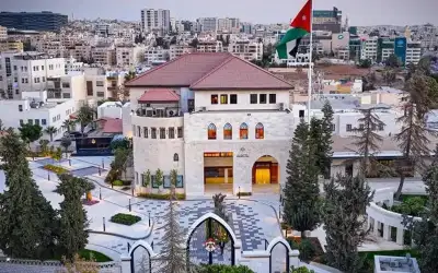 الأردن ينزل 37 طنا من المساعدات