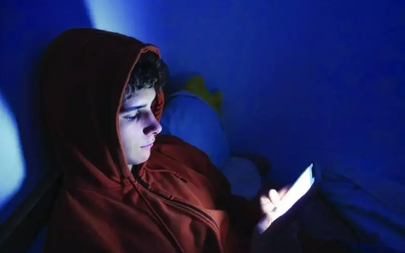 شاشة الهاتف تسرع ظهور الشيب والتجاعيد