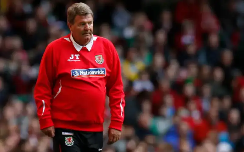 إصابة أسطورة ليفربول ومدرب ريال مدريد