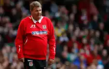 إصابة أسطورة ليفربول ومدرب ريال مدريد