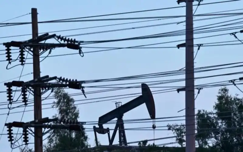 النفط يتراجع 4% بعد أنباء عن