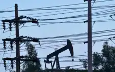 النفط يتراجع 4% بعد أنباء عن