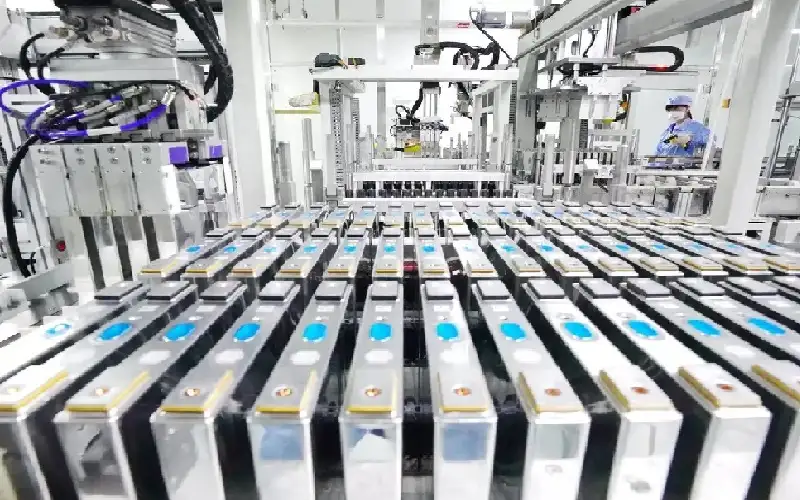 صينيون على متن الأزمة.. شركات البطاريات