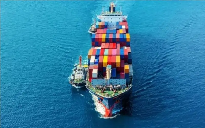 إغلاق هرمز يرفع تأمين السفن لـ10