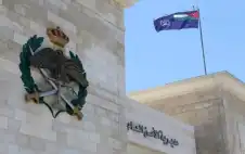 سيدة تطلق النار على ابنتيها الحدثتين