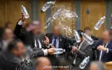 صراخ وتراشق قوارير المياه بstrongمجلس النوابstrong