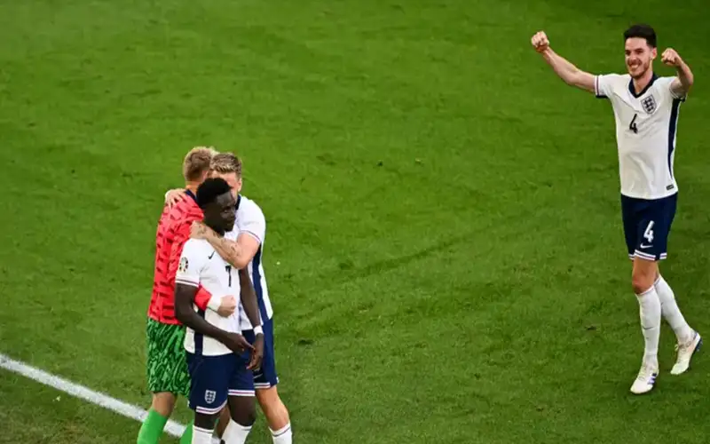 مدرب إنجلترا يدافع عن ساكا ورايس