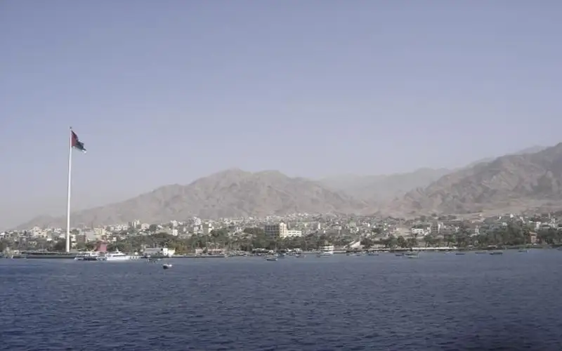 رسو باخرتي بنزين وغاز مسال في