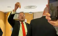 بن غفير ورفاقه يحتفلون بالشمبانيا بعد