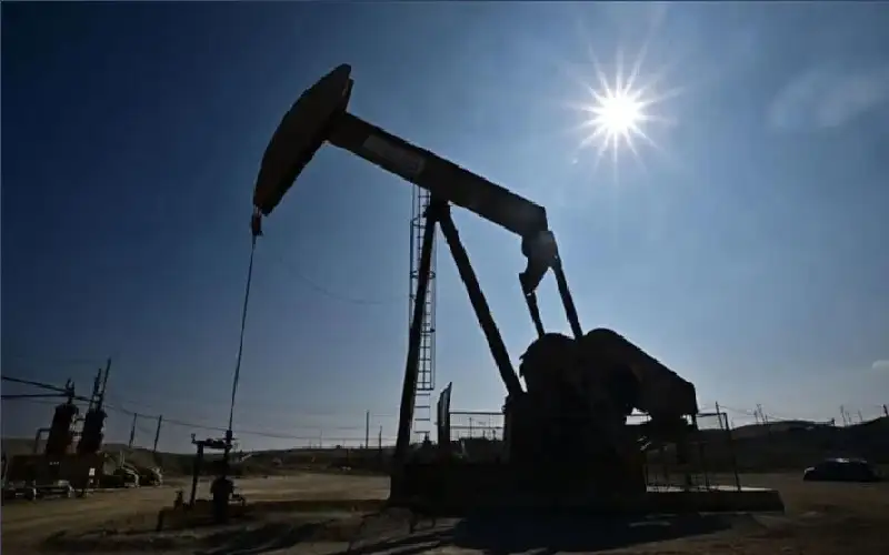 النفط يرتفع بعد خفض الإمدادات جراء