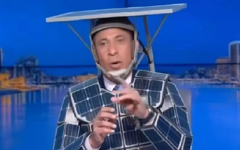 إعلامي مصري بسترة شمسية لترشيد استهلاك