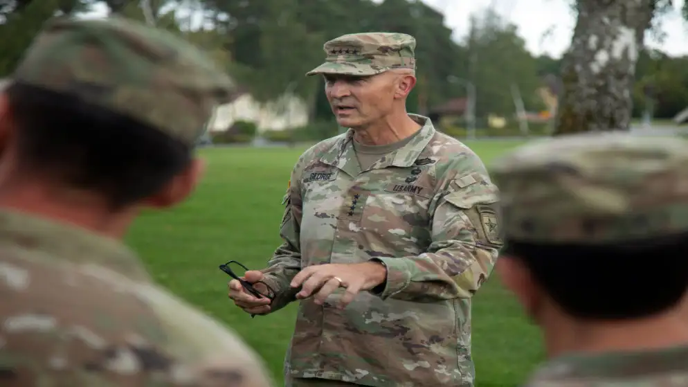 إقالة رئيس أركان الجيش الأميركي الجنرال