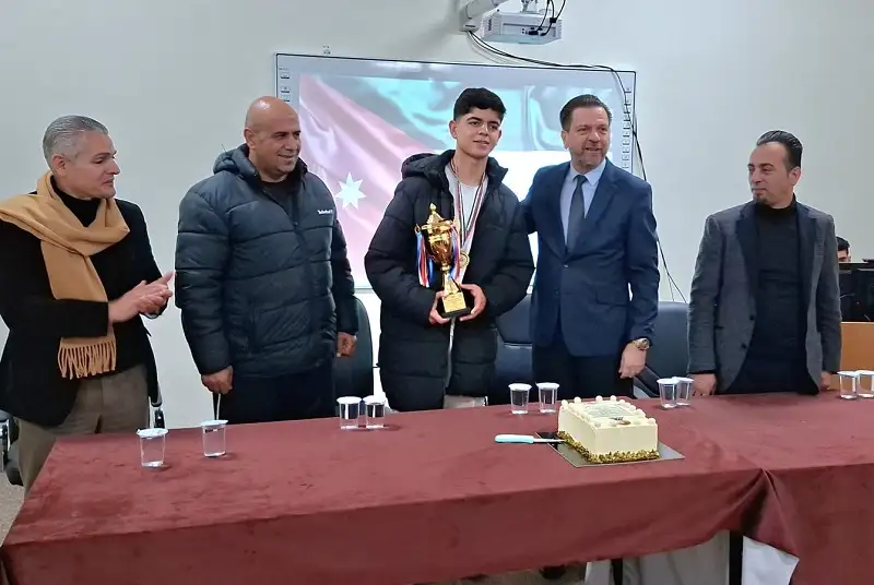 ابو عزام يكرم الطالب محمد عياصرة