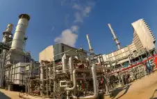 اندلاع حرائق جراء استهداف مصفاة ميناء