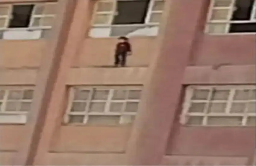 طالب خارج شرفة مدرسة يثير الذعر