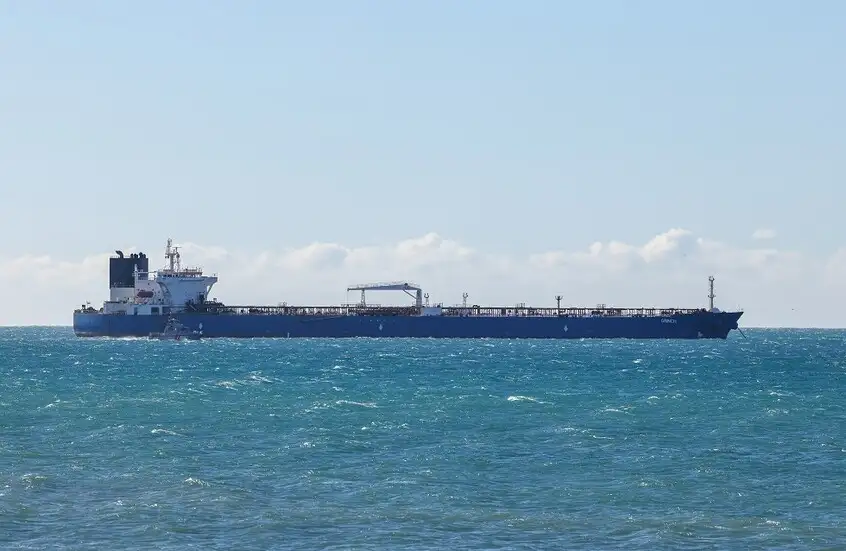 طوكيو تؤكد عبور سفينتين مرتبطتين بها