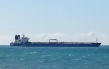 طوكيو تؤكد عبور سفينتين مرتبطتين بها