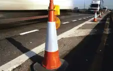 الأشغال تبدأ صيانة طريق ديرعلا الرئيسي