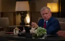 الملك يلتقي رؤساء وزراء ومسؤولين سابقين