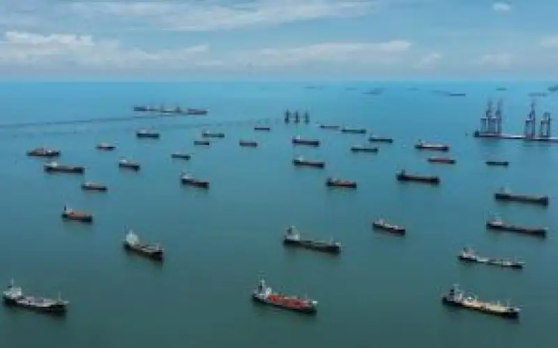 إيران تغلق مضيق هرمز ردا على