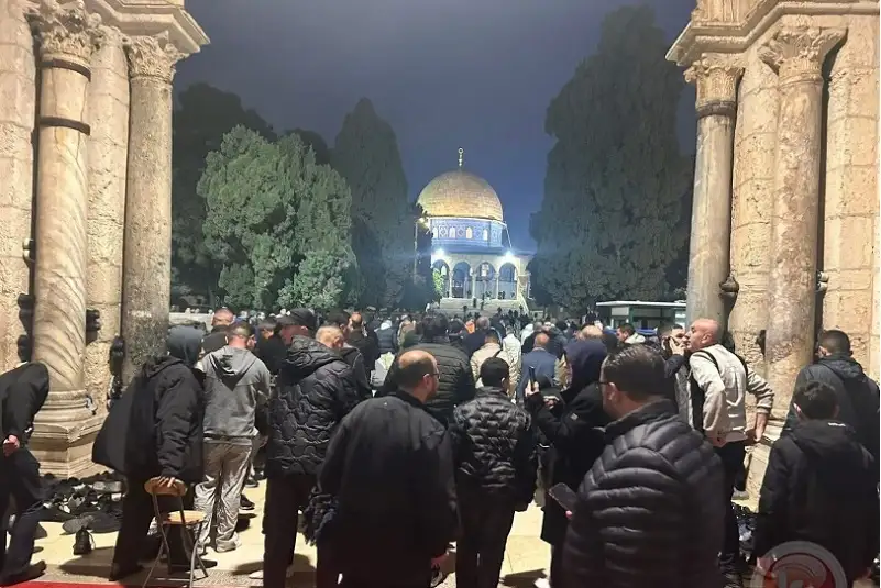 آلاف المصلين يؤدون الفجر بـالاقصى وسط