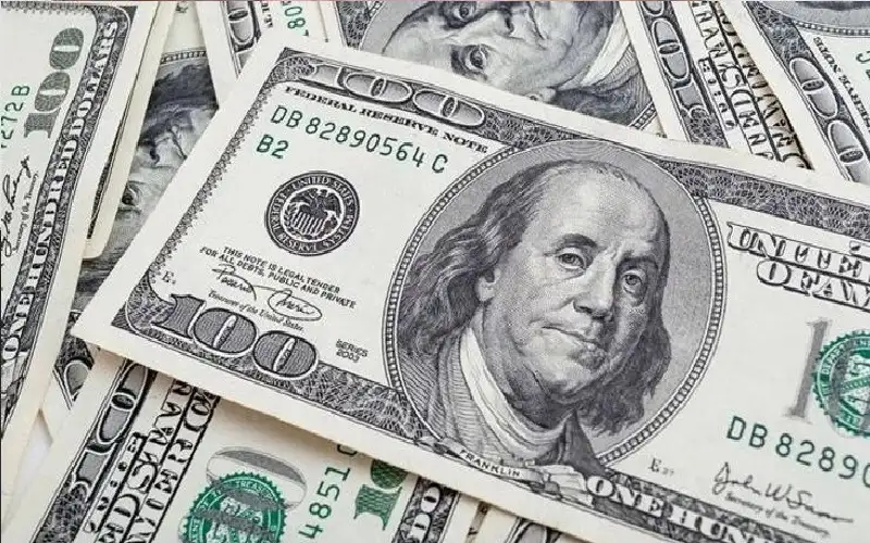 الدولار يتذبذب بعد خسائر كبيرة وسط