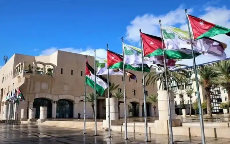 تحويلات مرورية لتركيب جسر مشاة في