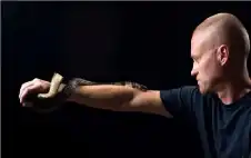 200 لدغة تقود لاكتشاف طبي.. ستيني