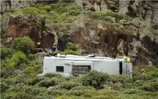 إسبانيا.. حافلة سياحية تهوي في منحدر