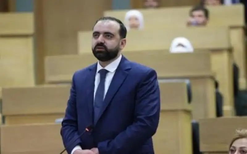 الطوباسي يطالب حزب العمال تزويده بمواقفه