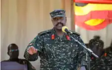 رئيس أركان الجيش الأوغندي يطstrongلبstrong من