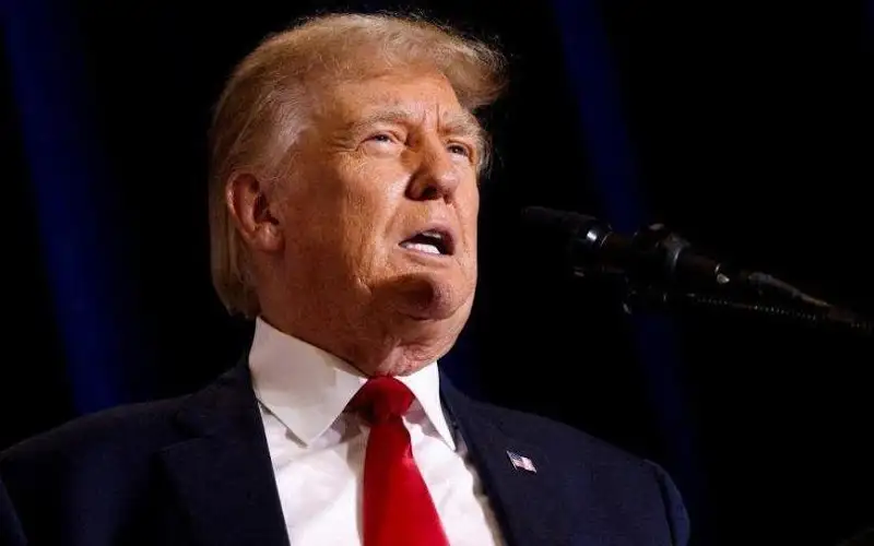 ترامب يتوعد الصين بفرض رسوم جمركية