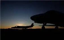 ثوان قبل الكارثة.. طيار يغامر بحياة