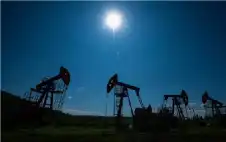 النفط يقفز 8 % ويتجاوز حاجز