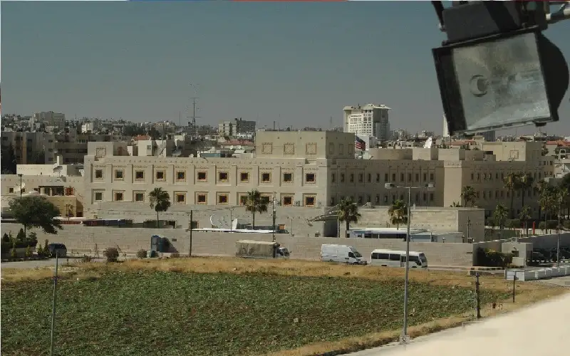 السفارة الأميركية: استئناف بعض خدماتها القنصلية