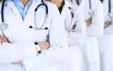 تحذيرات من انفجار أزمة الأطباء في