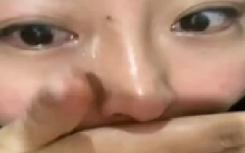 انتقام تدني الراتب.. موظفة تنام 5