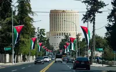 مسيرة إسرائيلية تلقى قنبلة صوتية على