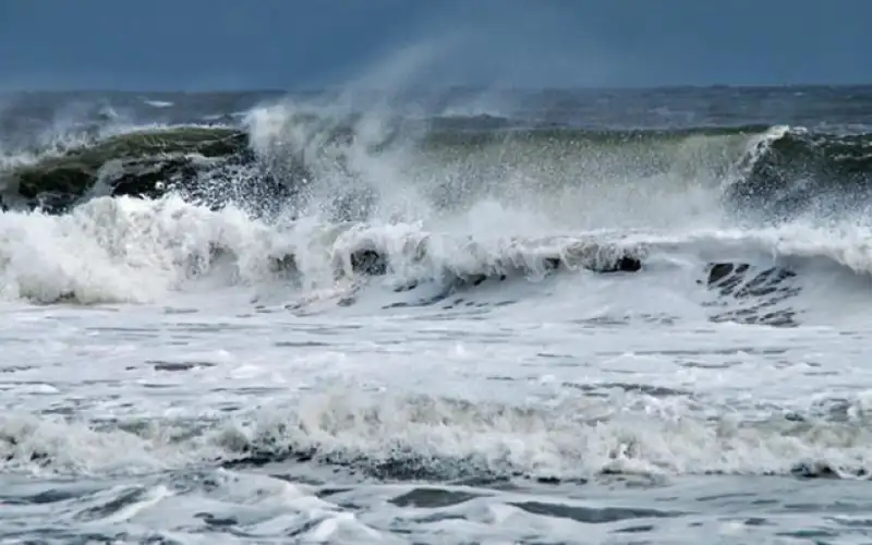 العقبة: غبار وارتفاع للأمواج وفرص أمطار