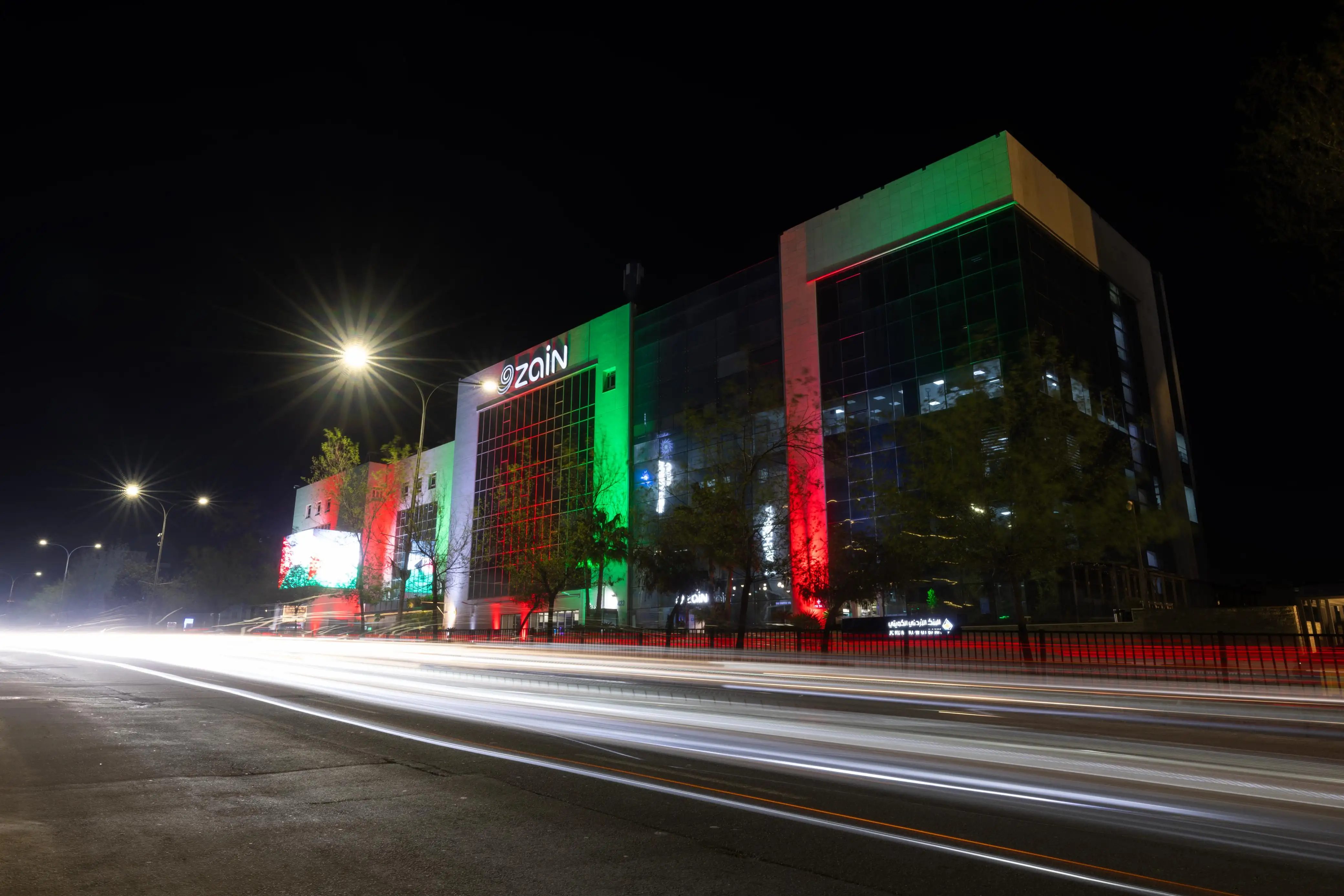 زين تبدأ احتفالاتها بيوم العلم بإضاءة