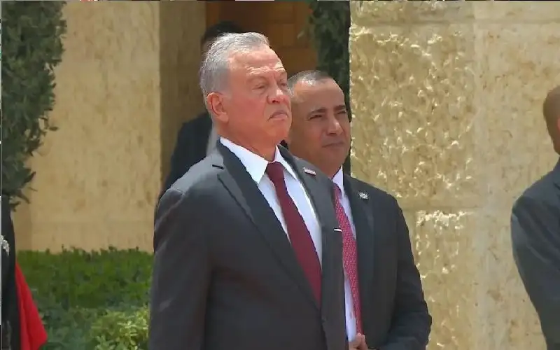 الملك يشهد مراسم رفع العلم في