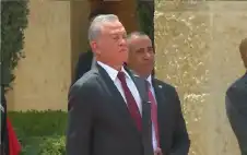 الملك يشهد مراسم رفع العلم في