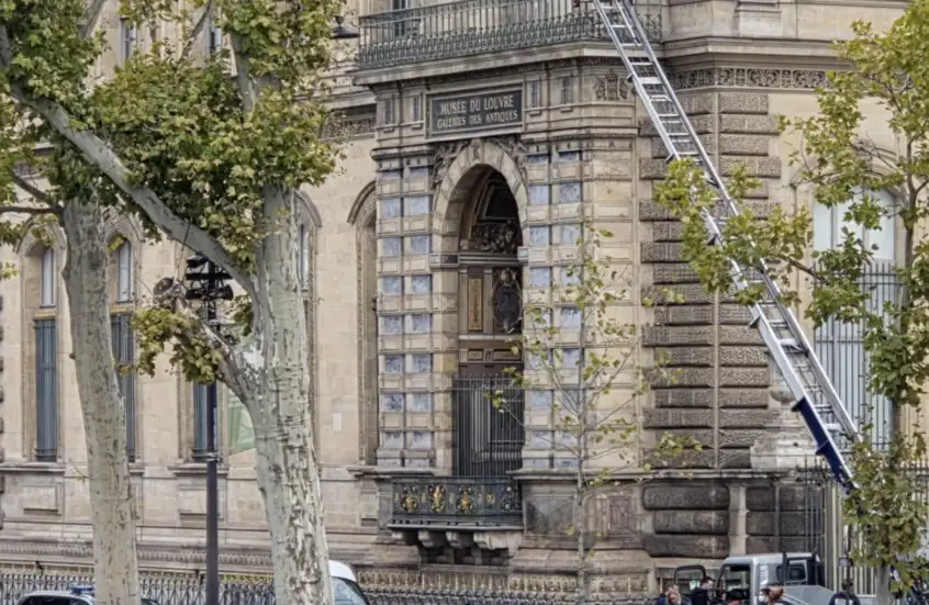 لصوص يسرقون بنكا ويحتجزون رهائن في