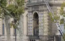 لصوص يسرقون بنكا ويحتجزون رهائن في