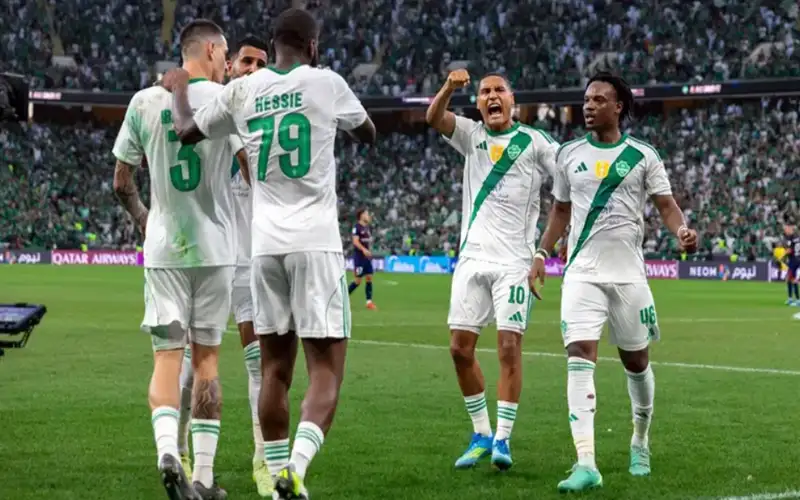 بعشرة لاعبين .. الأهلي يقلب خسارته