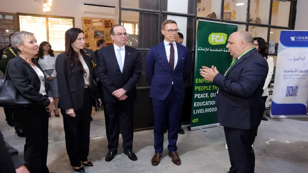 رئيس فنلندا يطلع على مشروع إبداعي