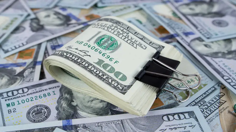 الدولار يقترب من أعلى مستوى في