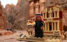 قطعة ليغو تهز ديمقراطيا وتكافأ إداريا