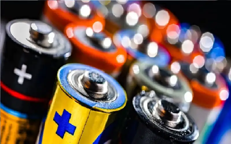 الشرارة الخفية.. البطاريات المنسية بين أغراضك