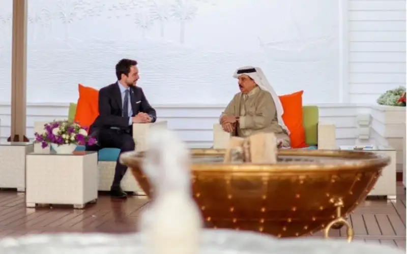 ولي العهد والعاهل البحريني يبحثان سبل